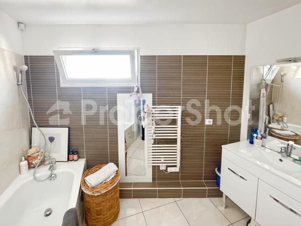 Appartement
         5 pièces
        - 96 m² 690 000 € *