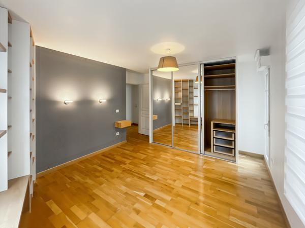 Appartement
         5 pièces
        - 96 m² 690 000 € *