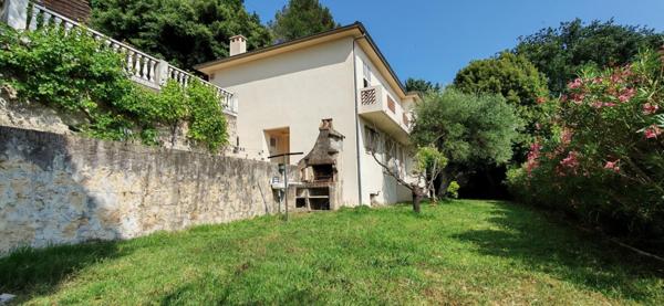 Maison individuelle au calme absolu, proche de toutes commodités et sans vis à vis, écoles,commerces, village à pieds.