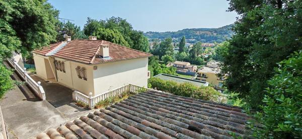 Maison individuelle au calme absolu, proche de toutes commodités et sans vis à vis, écoles,commerces, village à pieds.