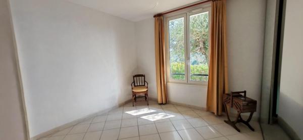 Maison individuelle au calme absolu, proche de toutes commodités et sans vis à vis, écoles,commerces, village à pieds.