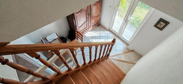 Maison individuelle au calme absolu, proche de toutes commodités et sans vis à vis, écoles,commerces, village à pieds.