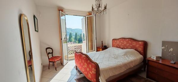 Maison individuelle au calme absolu, proche de toutes commodités et sans vis à vis, écoles,commerces, village à pieds.