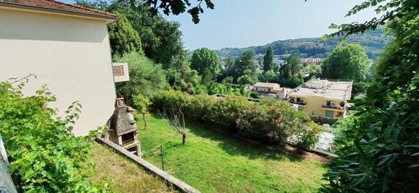 Maison individuelle au calme absolu, proche de toutes commodités et sans vis à vis, écoles,commerces, village à pieds.