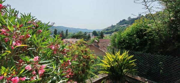 Maison individuelle au calme absolu, proche de toutes commodités et sans vis à vis, écoles,commerces, village à pieds.