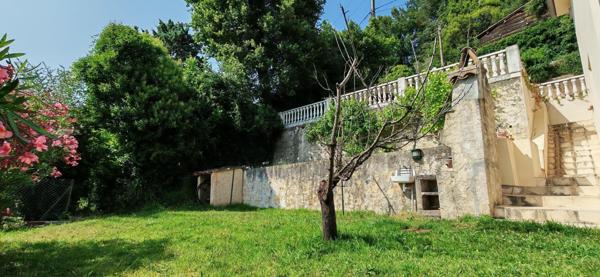 Maison individuelle au calme absolu, proche de toutes commodités et sans vis à vis, écoles,commerces, village à pieds.