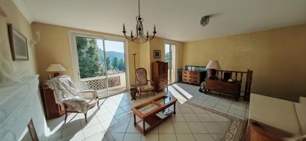 Maison individuelle au calme absolu, proche de toutes commodités et sans vis à vis, écoles,commerces, village à pieds.