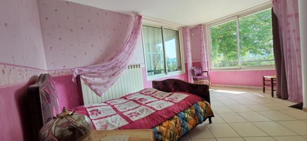 Maison individuelle au calme absolu, proche de toutes commodités et sans vis à vis, écoles,commerces, village à pieds.