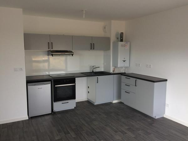 Appartement récent de type 2 avec balcon et parking à Carquefou.