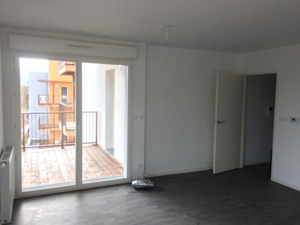 Appartement récent de type 2 avec balcon et parking à Carquefou.