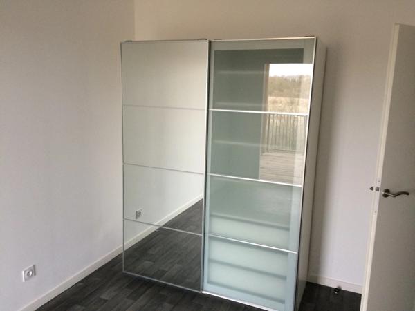 Appartement récent de type 2 avec balcon et parking à Carquefou.