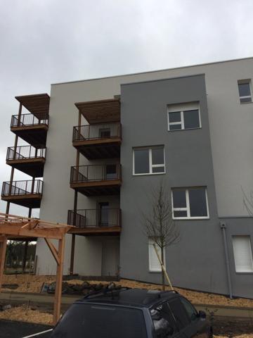 Appartement récent de type 2 avec balcon et parking à Carquefou.