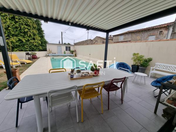 Jolie maison familiale avec dépendances et piscine – Cherves