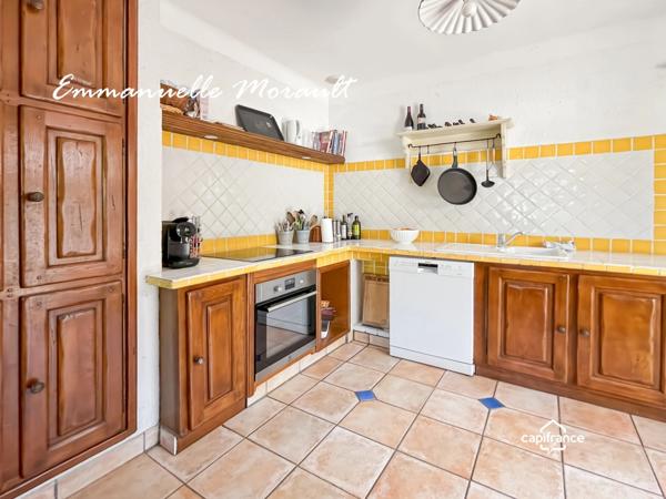 Propriété à vendre 8 pièces avec piscine et grand parc à BAGNOLS EN FORET (83)