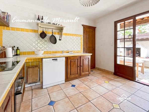 Propriété à vendre 8 pièces avec piscine et grand parc à BAGNOLS EN FORET (83)