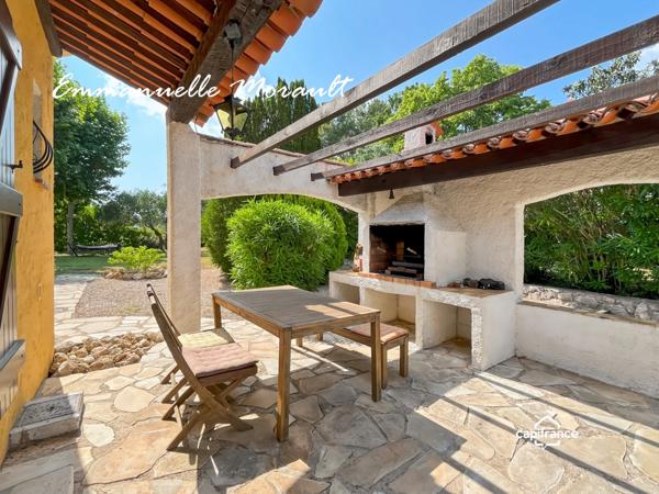 Propriété à vendre 8 pièces avec piscine et grand parc à BAGNOLS EN FORET (83)