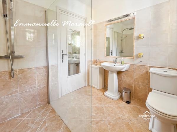 Propriété à vendre 8 pièces avec piscine et grand parc à BAGNOLS EN FORET (83)