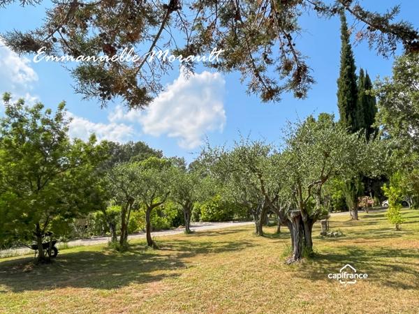 Propriété à vendre 8 pièces avec piscine et grand parc à BAGNOLS EN FORET (83)