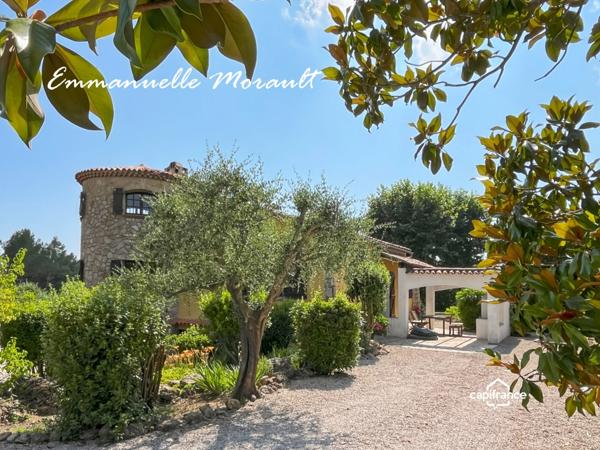 Propriété à vendre 8 pièces avec piscine et grand parc à BAGNOLS EN FORET (83)