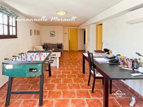 Propriété à vendre 8 pièces avec piscine et grand parc à BAGNOLS EN FORET (83)