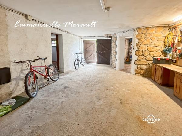 Propriété à vendre 8 pièces avec piscine et grand parc à BAGNOLS EN FORET (83)