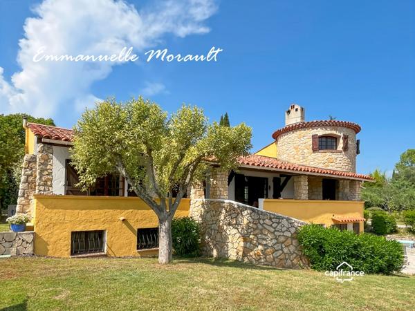 Propriété à vendre 8 pièces avec piscine et grand parc à BAGNOLS EN FORET (83)