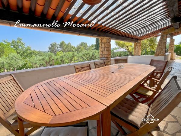 Propriété à vendre 8 pièces avec piscine et grand parc à BAGNOLS EN FORET (83)