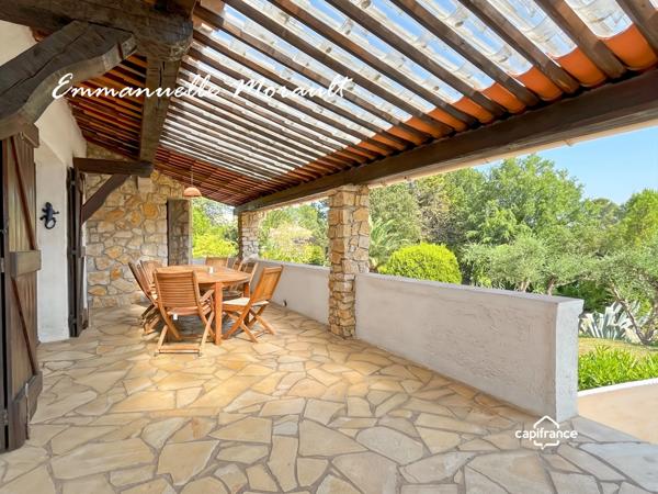 Propriété à vendre 8 pièces avec piscine et grand parc à BAGNOLS EN FORET (83)