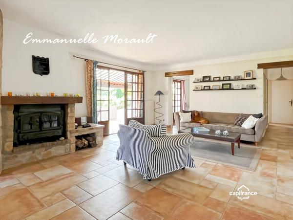 Propriété à vendre 8 pièces avec piscine et grand parc à BAGNOLS EN FORET (83)