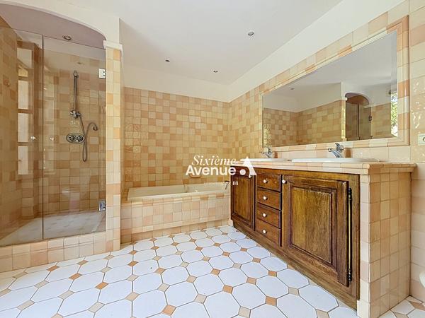 Maison 13 pièces 535.6 m2