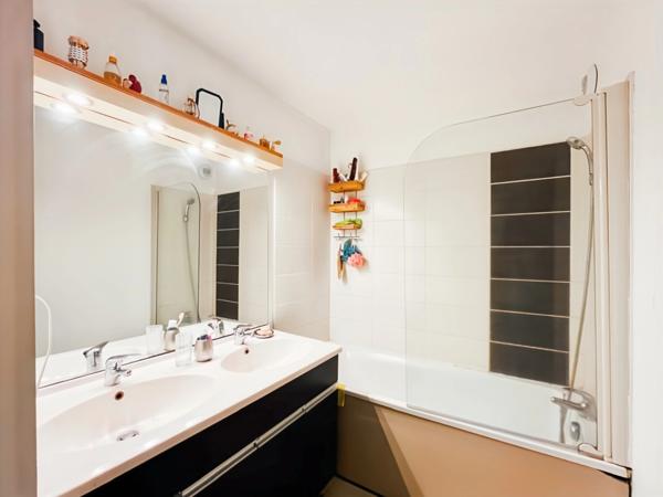 🔥 À VENDRE – T3 TRAVERSANT AVEC DOUBLE VARANGUE – SAINTE-CLOTILDE 🔥