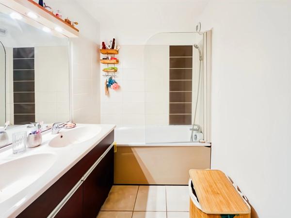 🔥 À VENDRE – T3 TRAVERSANT AVEC DOUBLE VARANGUE – SAINTE-CLOTILDE 🔥