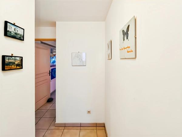 🔥 À VENDRE – T3 TRAVERSANT AVEC DOUBLE VARANGUE – SAINTE-CLOTILDE 🔥