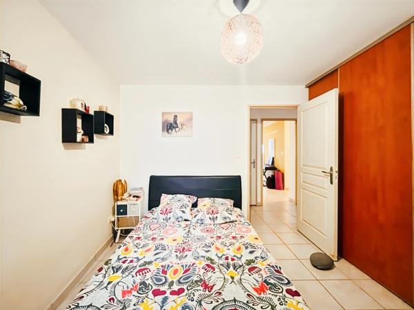 🔥 À VENDRE – T3 TRAVERSANT AVEC DOUBLE VARANGUE – SAINTE-CLOTILDE 🔥