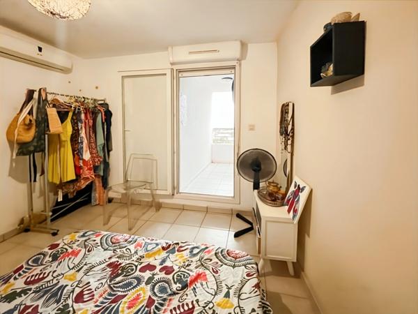🔥 À VENDRE – T3 TRAVERSANT AVEC DOUBLE VARANGUE – SAINTE-CLOTILDE 🔥