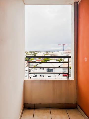 🔥 À VENDRE – T3 TRAVERSANT AVEC DOUBLE VARANGUE – SAINTE-CLOTILDE 🔥