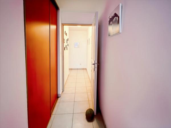 🔥 À VENDRE – T3 TRAVERSANT AVEC DOUBLE VARANGUE – SAINTE-CLOTILDE 🔥