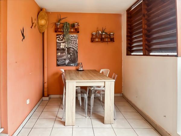 🔥 À VENDRE – T3 TRAVERSANT AVEC DOUBLE VARANGUE – SAINTE-CLOTILDE 🔥