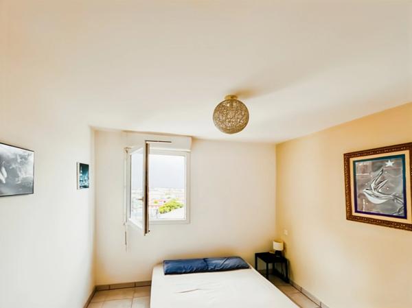 🔥 À VENDRE – T3 TRAVERSANT AVEC DOUBLE VARANGUE – SAINTE-CLOTILDE 🔥