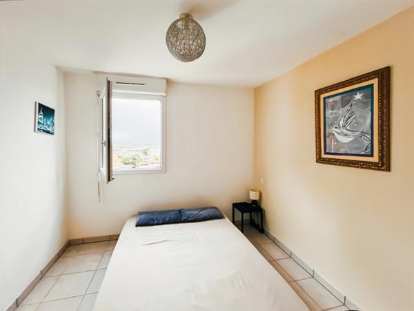 🔥 À VENDRE – T3 TRAVERSANT AVEC DOUBLE VARANGUE – SAINTE-CLOTILDE 🔥