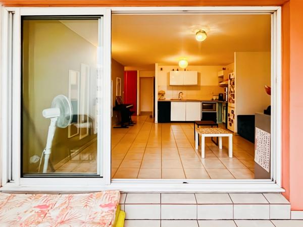 🔥 À VENDRE – T3 TRAVERSANT AVEC DOUBLE VARANGUE – SAINTE-CLOTILDE 🔥