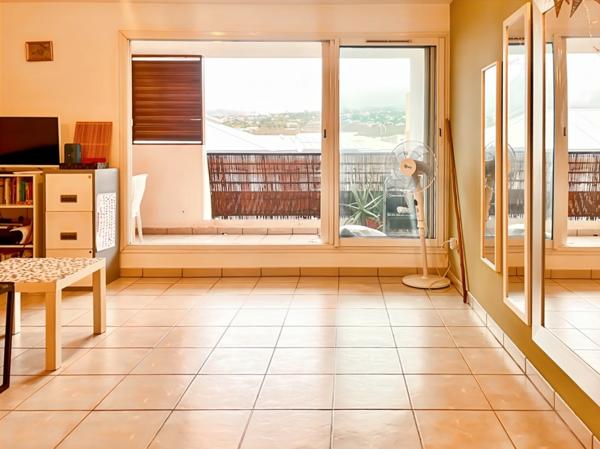 🔥 À VENDRE – T3 TRAVERSANT AVEC DOUBLE VARANGUE – SAINTE-CLOTILDE 🔥
