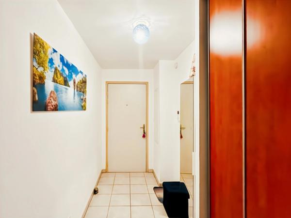 🔥 À VENDRE – T3 TRAVERSANT AVEC DOUBLE VARANGUE – SAINTE-CLOTILDE 🔥