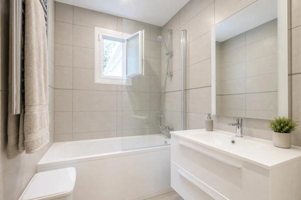 Appartement Saint-Cloud – Val d’Or – 151 m² – 4 chambres – Jardin & terrasse – Parking – Cave