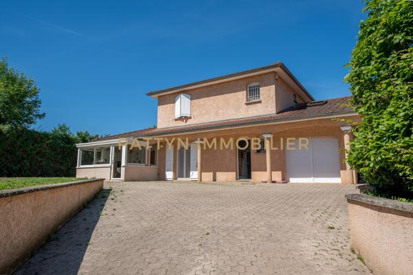 Votre futur maison de famille avec piscine intérieure, cave et grand garage au coeur du village de Civrieux