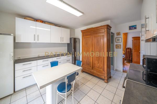 Votre futur maison de famille avec piscine intérieure, cave et grand garage au coeur du village de Civrieux