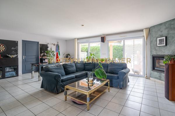 Votre futur maison de famille avec piscine intérieure, cave et grand garage au coeur du village de Civrieux