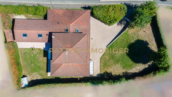 Votre futur maison de famille avec piscine intérieure, cave et grand garage au coeur du village de Civrieux