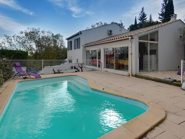 Villa 4 faces d'environ 155m² 5 chambres sur terrain de 583m² avec piscine