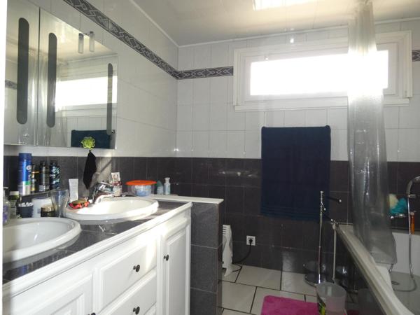 Villa 4 faces d'environ 155m² 5 chambres sur terrain de 583m² avec piscine